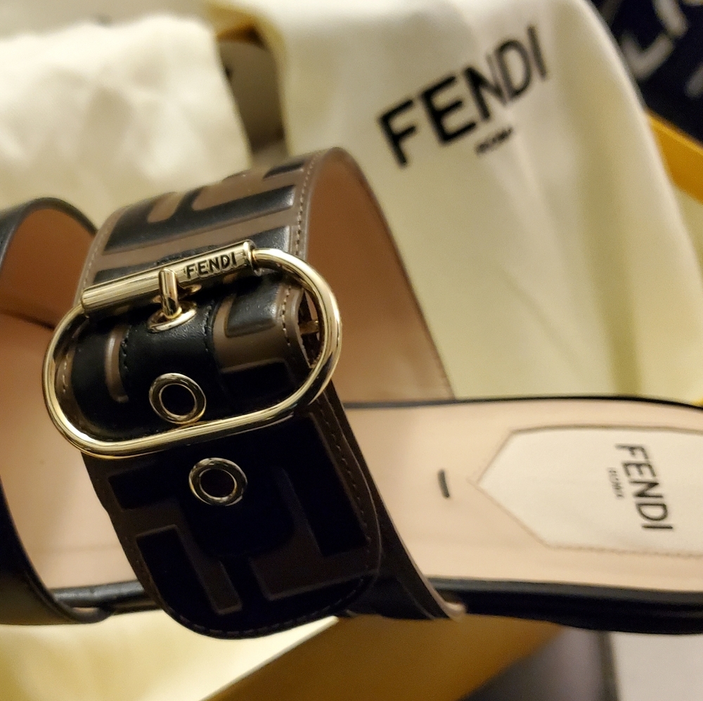 Fendi Flats - Picture 3 of 5